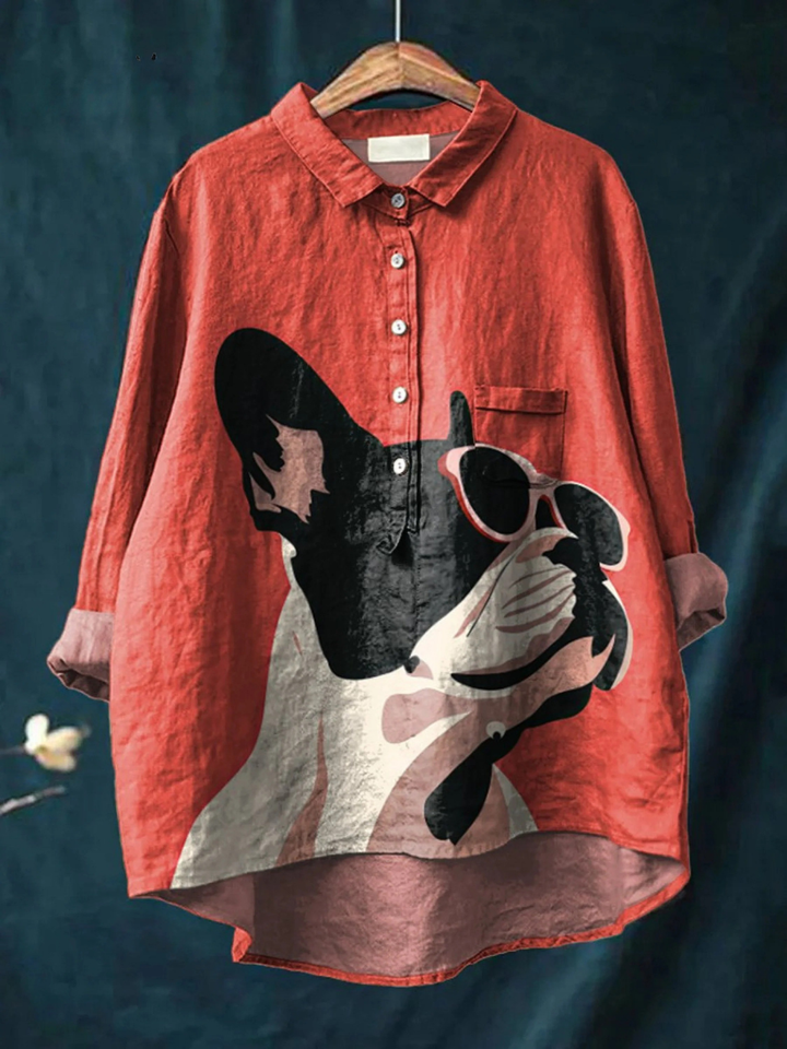 Samantha | Dekoratives Muster eines Französischen Bulldogs mit Sonnenbrille auf rotem Hintergrund Freizeitshirt
