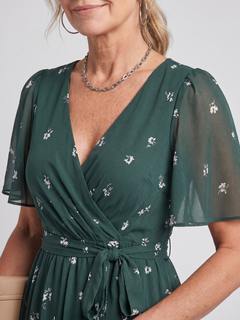 Mirabel | Kleid mit schwingenden Ärmeln und geraffter Taille im Blumenmuster