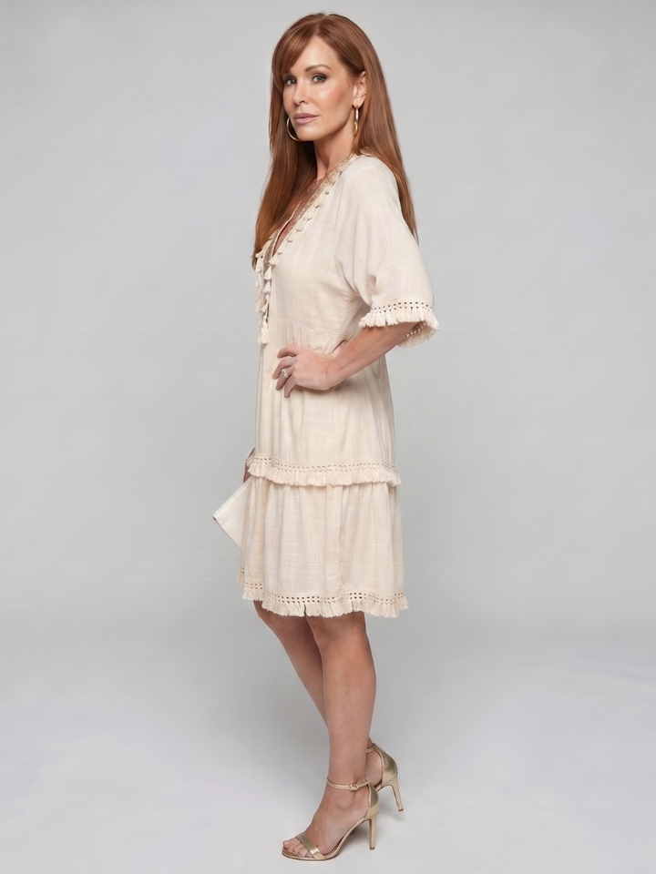 Drea | Mini-Kleid mit bestickten Details und kurzen Ärmeln