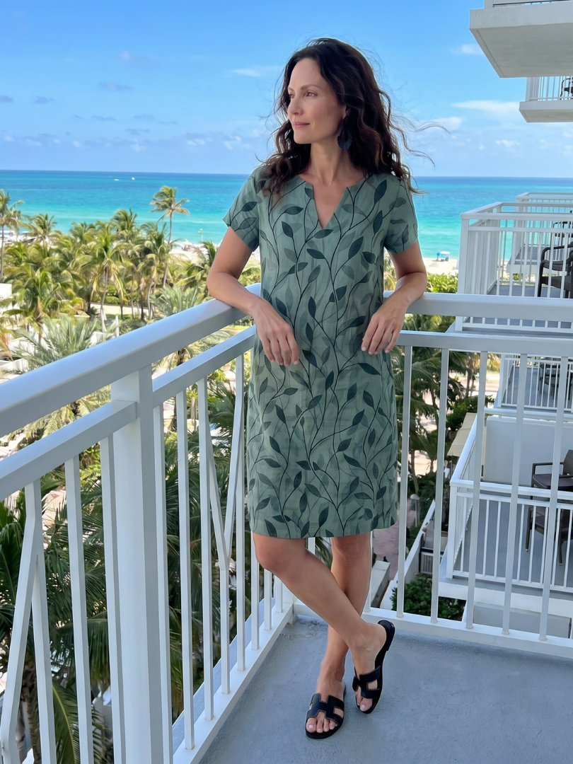 Hanie | Kleid mit Blattdruck und V-Ausschnitt in knieumspielender Länge