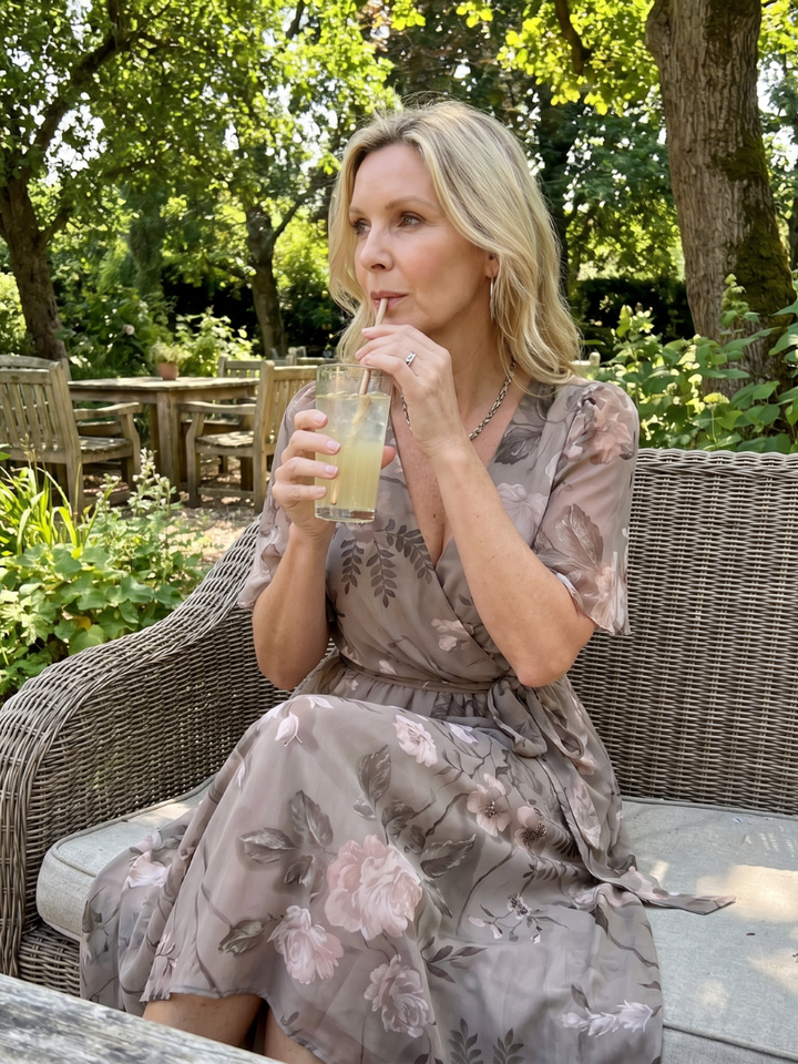 Mirabel | Kleid mit schwingenden Ärmeln und geraffter Taille im Blumenmuster