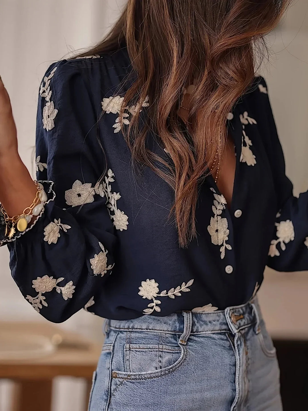 Rosalie | Elegante Blumenknopfbluse