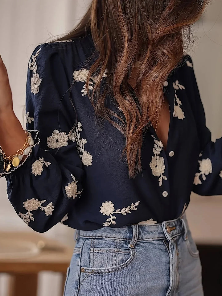 Rosalie | Elegante Blumenknopfbluse
